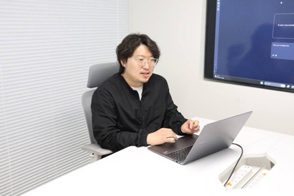 Dong-Uk Kim, CEO of HiveMind, working in the Aurorah translation workspace